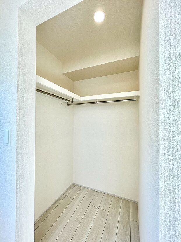 ウォークインクローゼット付きで生活空間を広く利用できます。