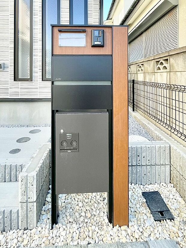 表札・インターホン・ポスト・宅配ＢＯＸをひとつに集約。エントランスになじむシンプルデザイン。