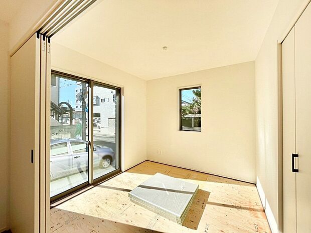 リビングと隣り合っている和室。ほっと一息できる和の空間も忘れずに。 