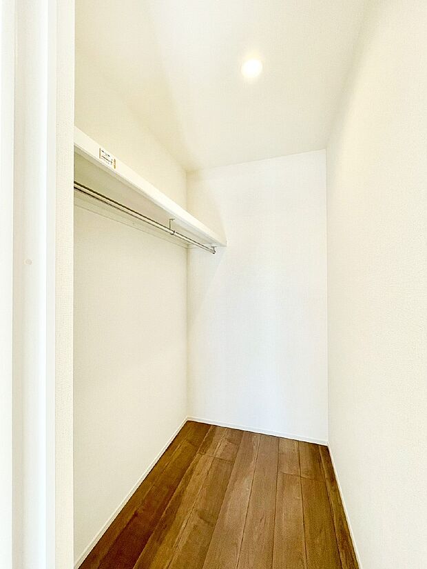 ウォークインクローゼット付きで生活空間を広く利用できます。