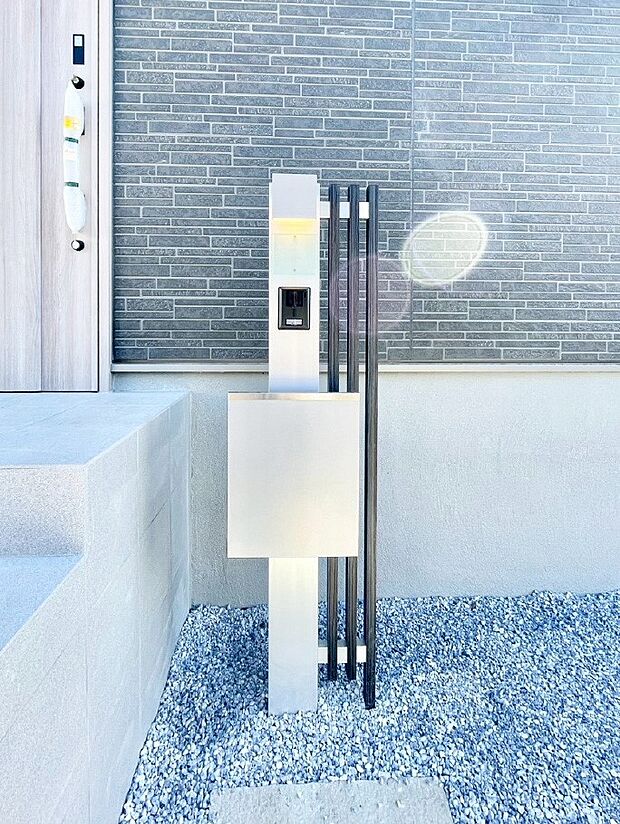 シンプルデザインのポスト。