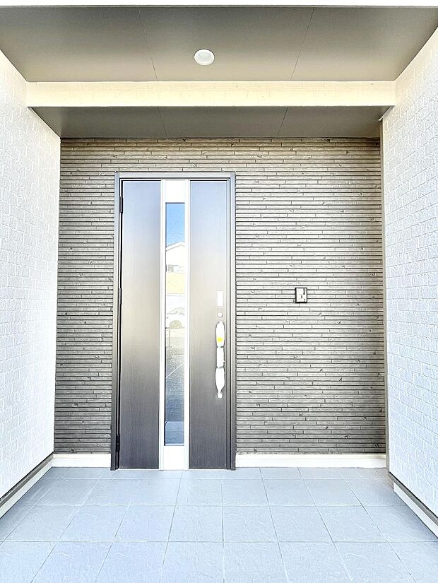 玄関前は雨が降っても濡れにくい屋根付き