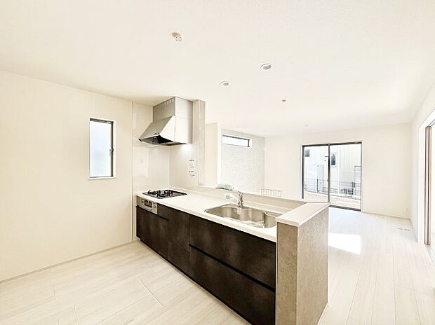 料理をしながらご家族との会話を楽しめる対面カウンターキッチン