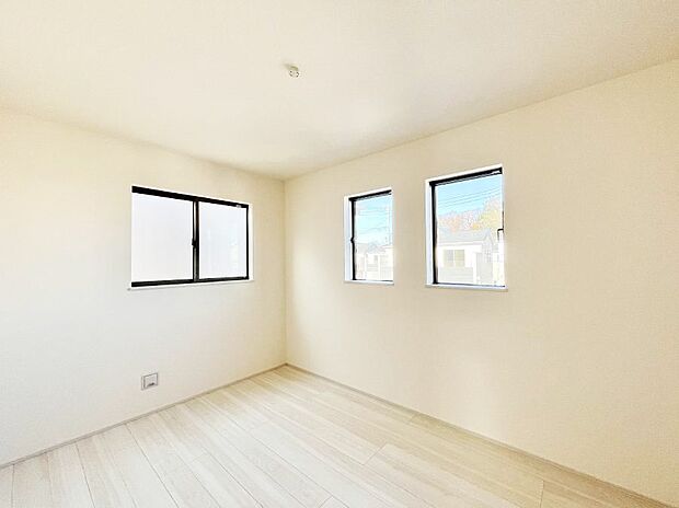 窓からのやさしい光が心地よいプライベートルーム