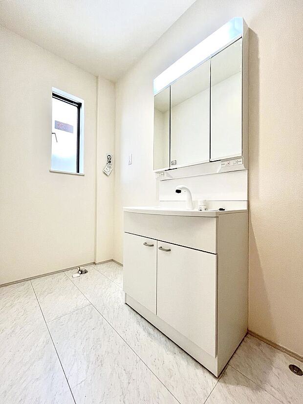 大きく見やすい三面鏡で清潔感ある洗面台は、身だしなみチェックや肌のお手入れにおすすめです。 