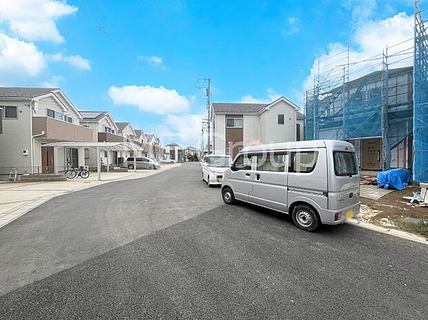 前面道路はきちんと整備されています  