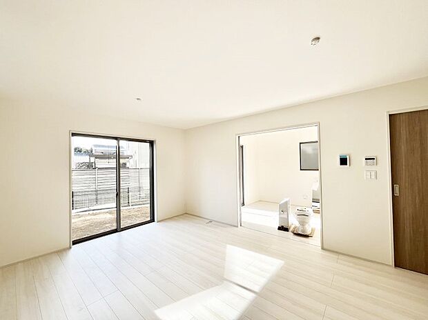 隣接の洋室を開放すればさらに広々空間に