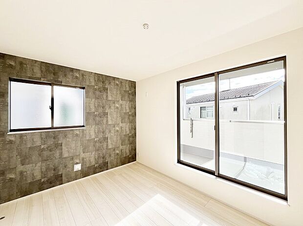 バルコニーが開放感をプラスしてくれる洋室