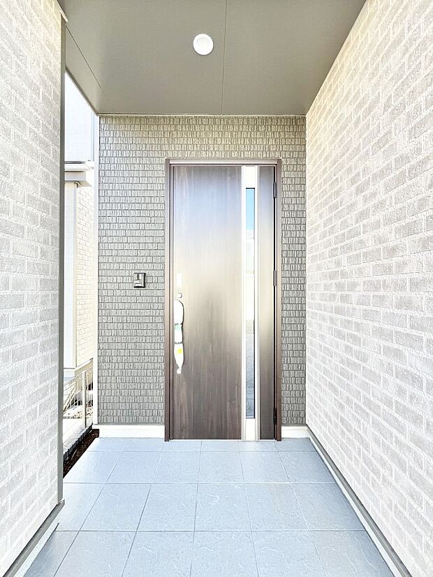 玄関前は雨が降っても濡れにくい屋根付き