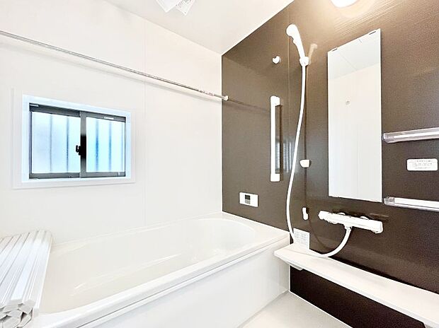 一日の疲れを癒してくれる明るい清潔感のあるバスルーム