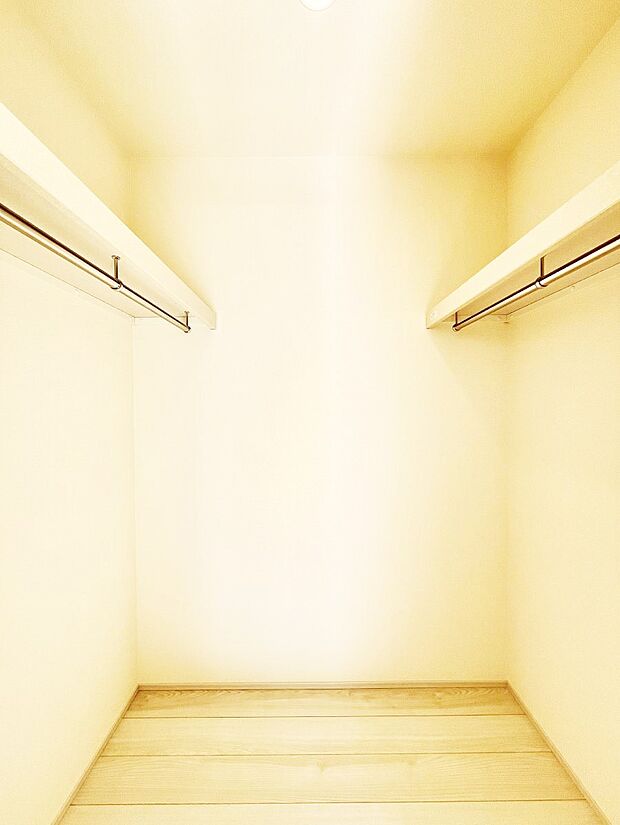 ウォークインクローゼットの活用で生活空間スッキリ