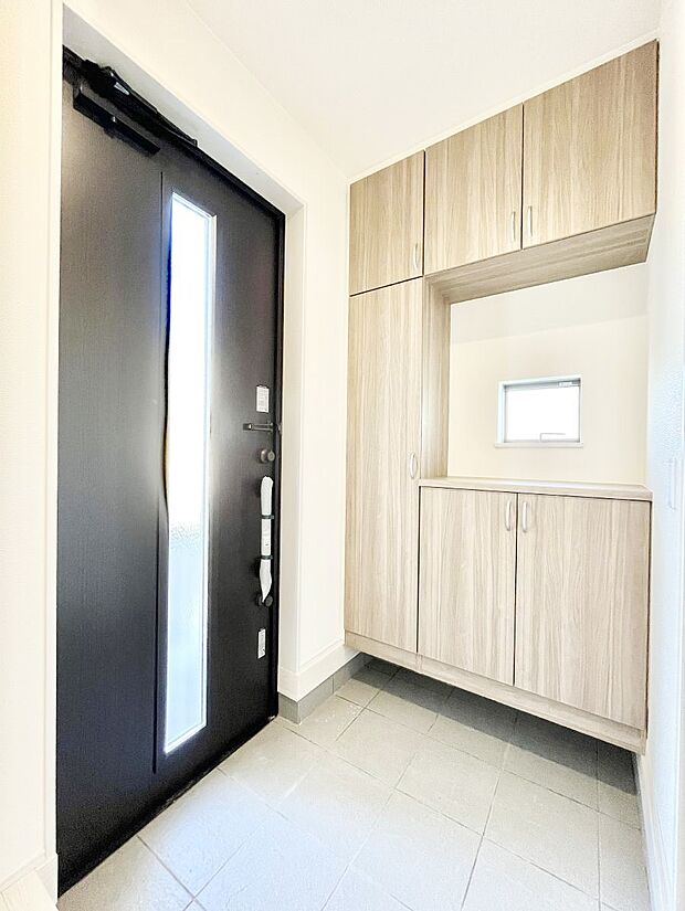 ガラススリットの入った玄関ドアが室内に光を届けてくれます