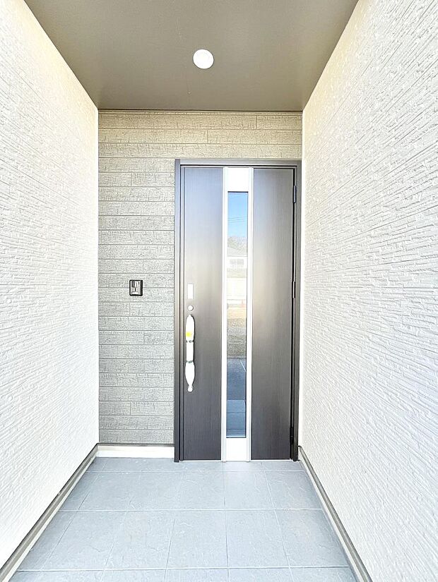 玄関前は雨が降っても濡れにくい屋根付き