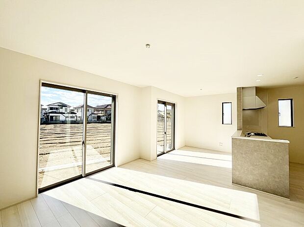 大きな窓からたっぷりの陽光と風を感じられるリビング