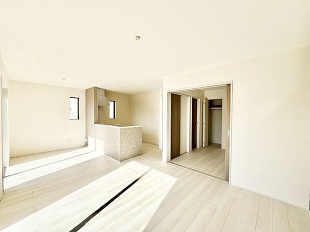 隣接の洋室を開放すればさらに広々空間に