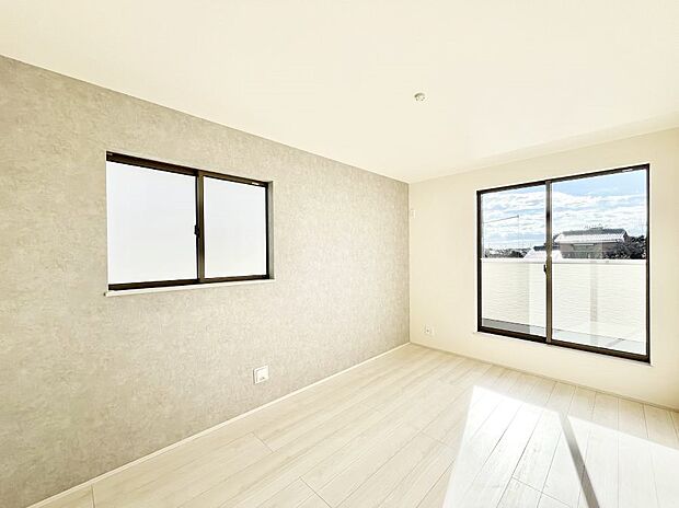 バルコニーが開放感をプラスしてくれる洋室