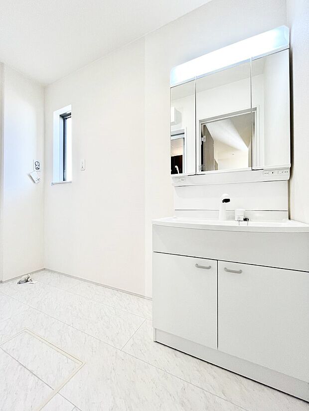 清潔感ある洗面化粧室で朝の身支度も快適