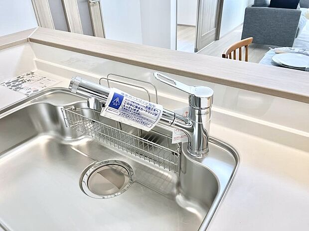 いつでも清潔なおいしいお水を。一つの水栓で水道水と浄水を使い分け。