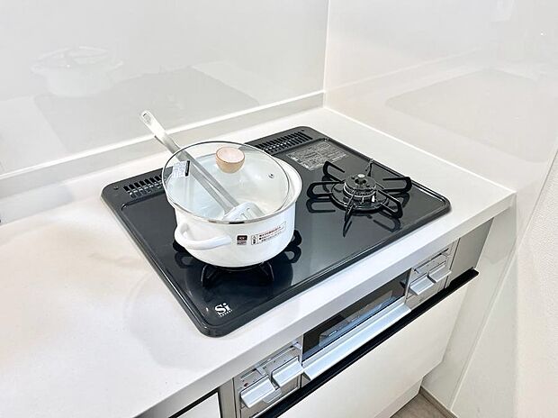 ガスコンロはＳｉセンサー搭載。火力調節や焦げ付き・消し忘れも防いでくれます。