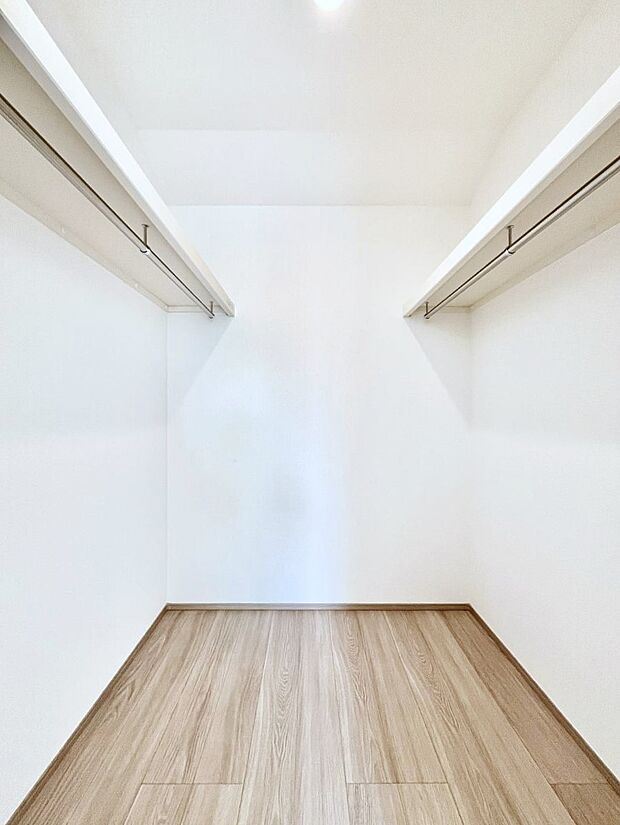 衣類をハンガーに掛けたまま収納できるWIC。衣類の整理整頓がしやすくて便利です！