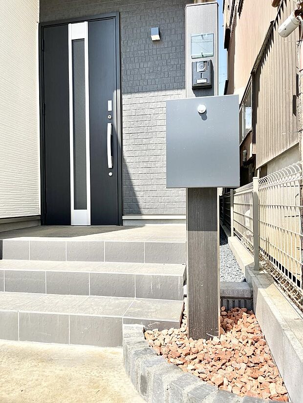 表札・インターホン・ポストをひとつに集約。エントランスになじむシンプルデザイン。