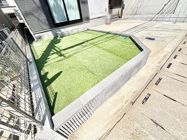 ガーデニングや家庭菜園も楽しめるお庭付き。