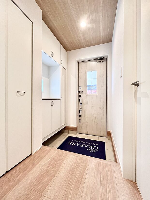 明るい玄関はお客様をお出迎えするのにぴったりです!