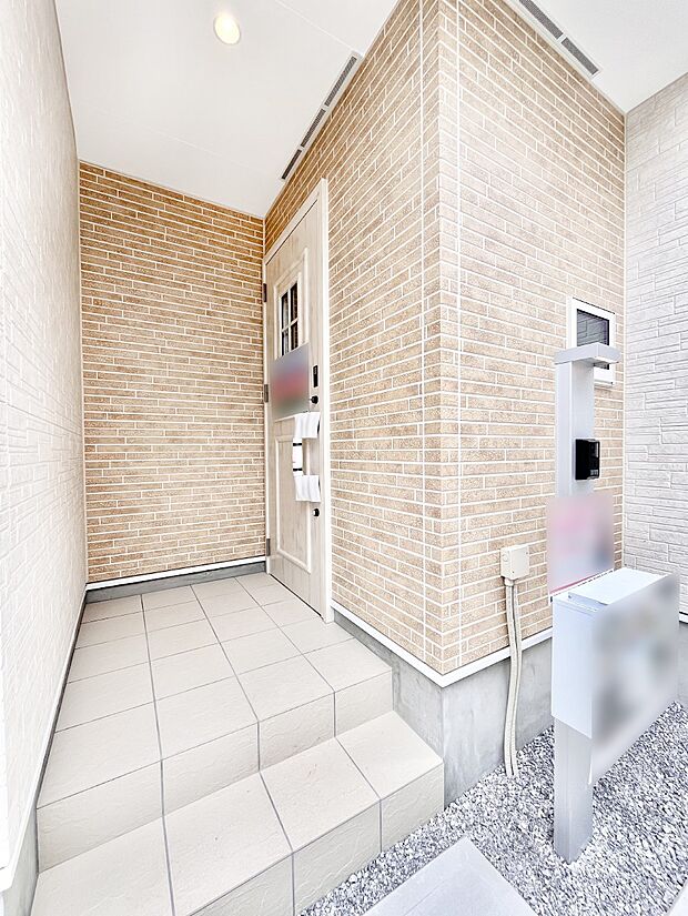 大切な家族、来客を出迎える玄関。