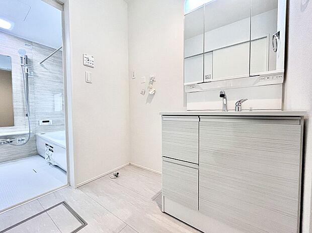 清潔感のある快適空間です。毎日の身支度も気持ち良くお使い頂けます。