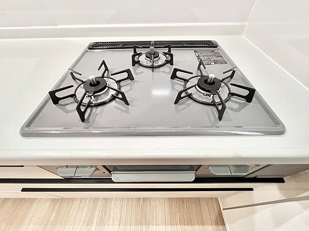 ガスコンロはSiセンサー搭載。火力調節や焦げ付き・消し忘れも防いでくれます。