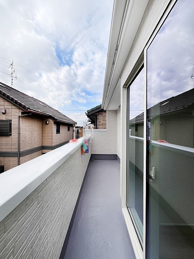 2部屋にまたがる広いバルコニー。晴れた日には洗濯物も気持ちよく干せそうですね。
