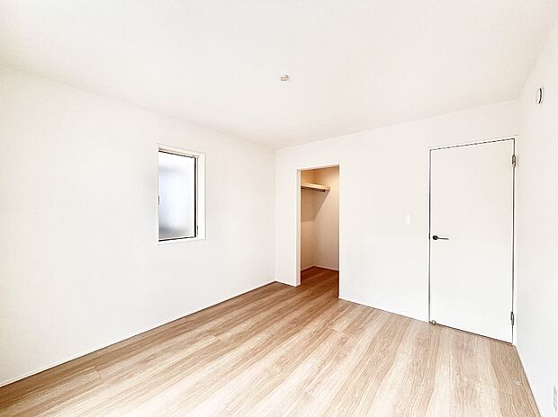 ウォークインクローゼットがあるお部屋!季節ごとの入れ替えも不要で便利です。