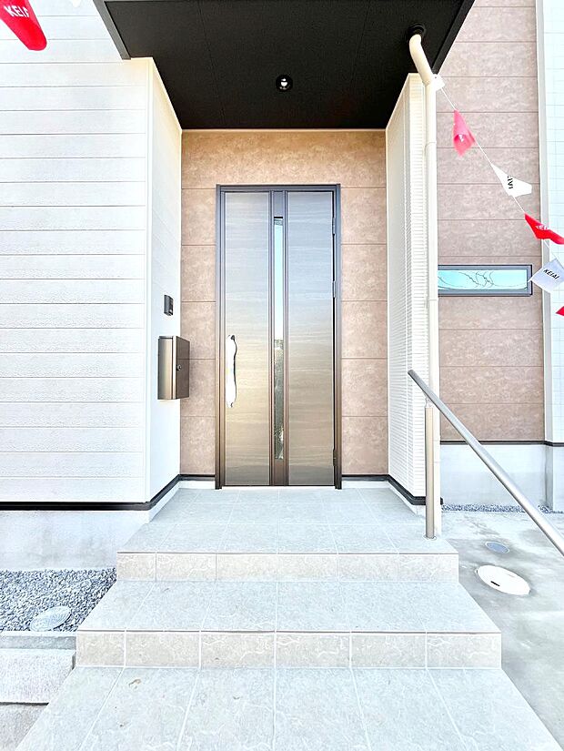 大切な家族、来客を出迎える玄関。