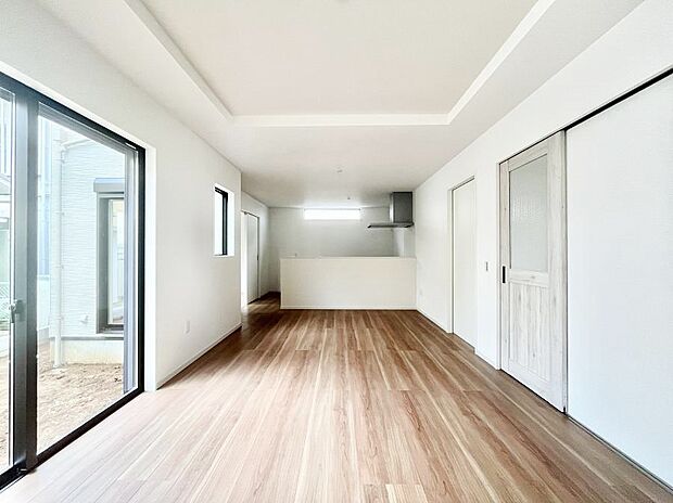 明るい陽光が注ぎ、寛ぎの雰囲気に満たされるリビング・ダイニング。