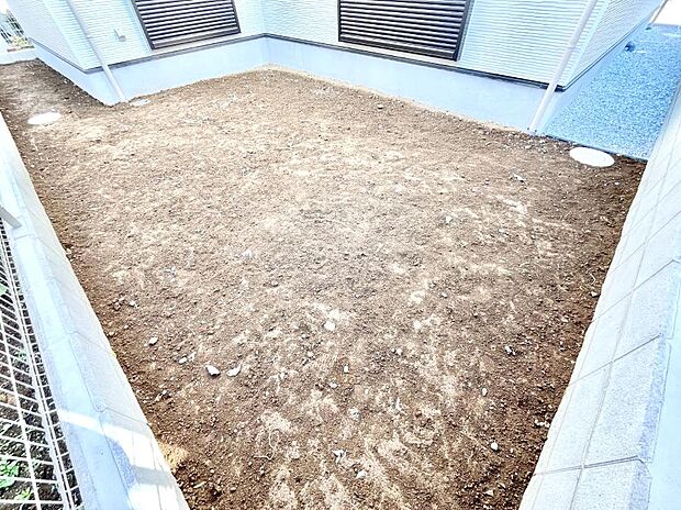 ガーデニングや家庭菜園も楽しめるお庭付き。