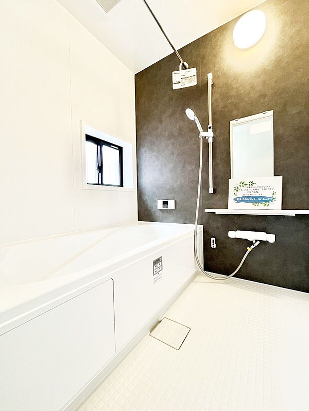 一日の疲れを癒してくれる明るい清潔感のあるバスルーム