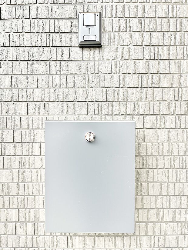 シンプルなデザインのポスト