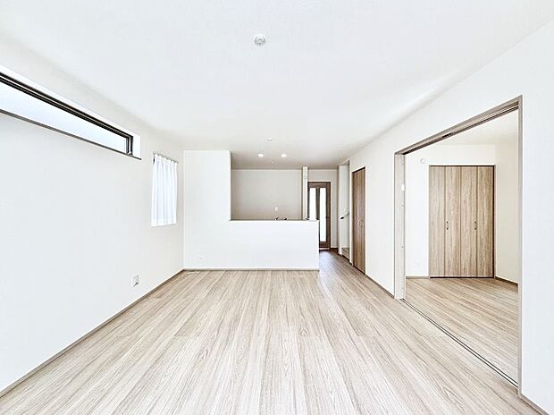 落ち着いた雰囲気のLDKは家族みんなの快適空間