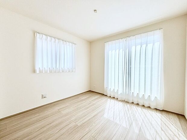 使いやすい形でベットや家具の置き方にも困ることもありません。