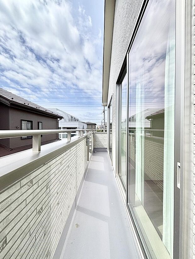 暖かな陽光が降り注ぐバルコニーはお洗濯におすすめ。爽やかな風も心地よいです。