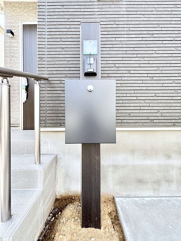 表札・インターホン・ポストをひとつに集約。エントランスになじむシンプルデザイン。