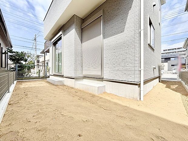 家族で楽しめる庭付きです。ガーデニングや物置を置いたり、お子様がいらっしゃるご家庭ではプールなど使い方はさまざまです。