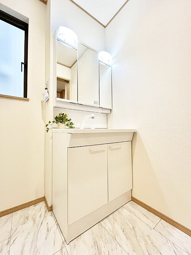 収納力と機能性に優れた洗面化粧台