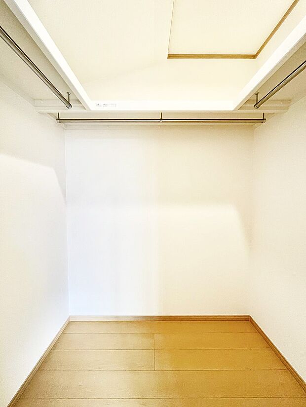 衣類をハンガーに掛けたまま収納できるWIC。衣類の整理整頓がしやすくて便利です!