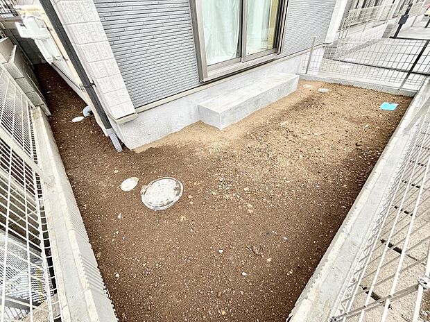 住まいに明るい光と開放感を演出してくれる庭スペース付き!