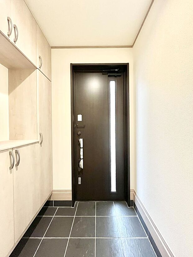 明るい玄関はお客様をお出迎えするのにぴったりです！ 