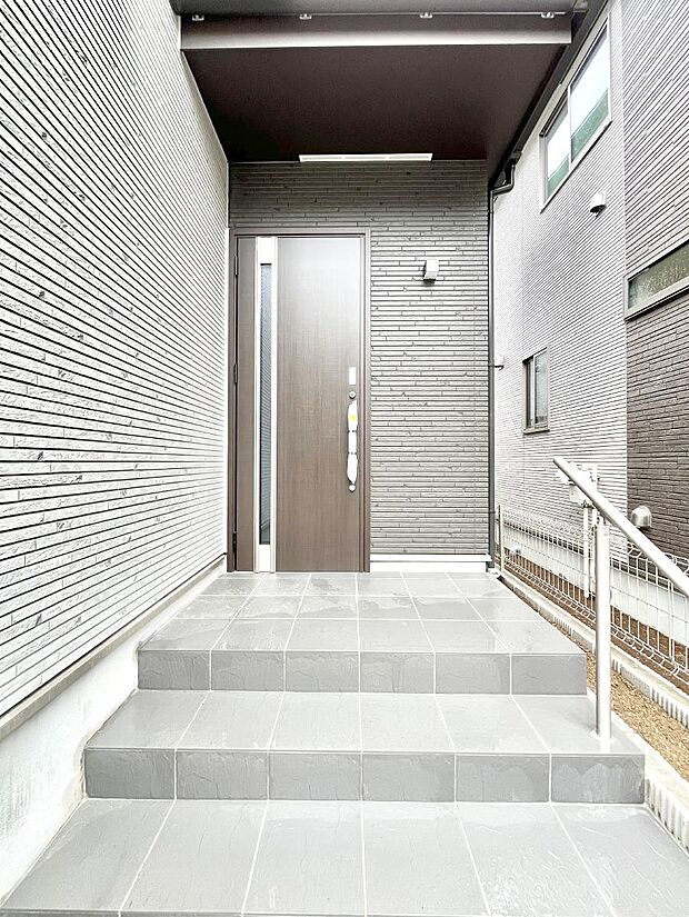 大切な家族、来客を出迎える玄関。