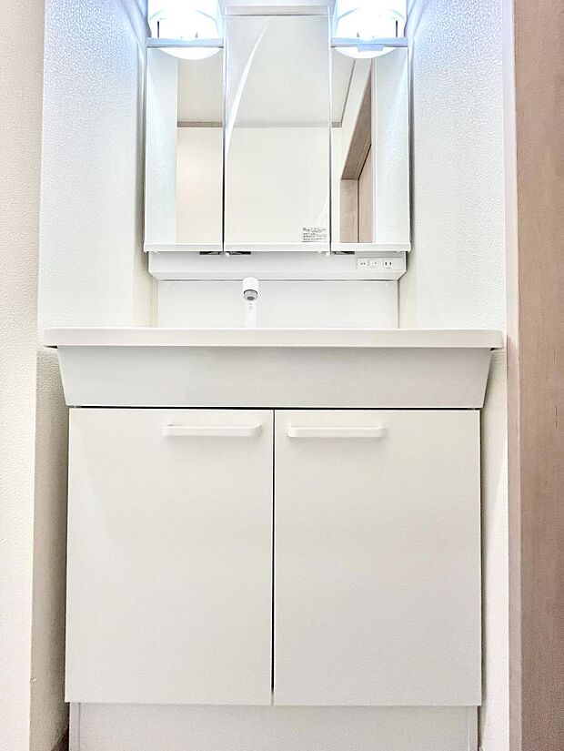 大きく見やすい三面鏡で清潔感ある洗面台は、身だしなみチェックや肌のお手入れにおすすめです。 