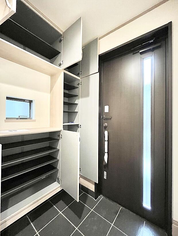 たっぷり収納できるシューズボックスで家族全員の靴も、玄関すっきり。  