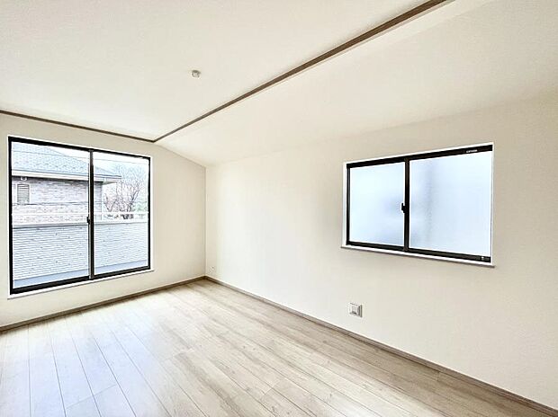 バルコニーが開放感をプラスしてくれる洋室